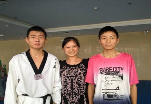 南京田家炳高级中学跆拳道队在2013省跆拳道锦标赛中披金戴银